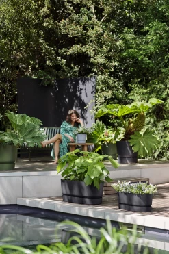 Bloembak Elho Greenville Terrace 80cm - Met Wielen - Living Black -Warentuin greenville terrace trough 80cm wheels plantenbak living black 6 4